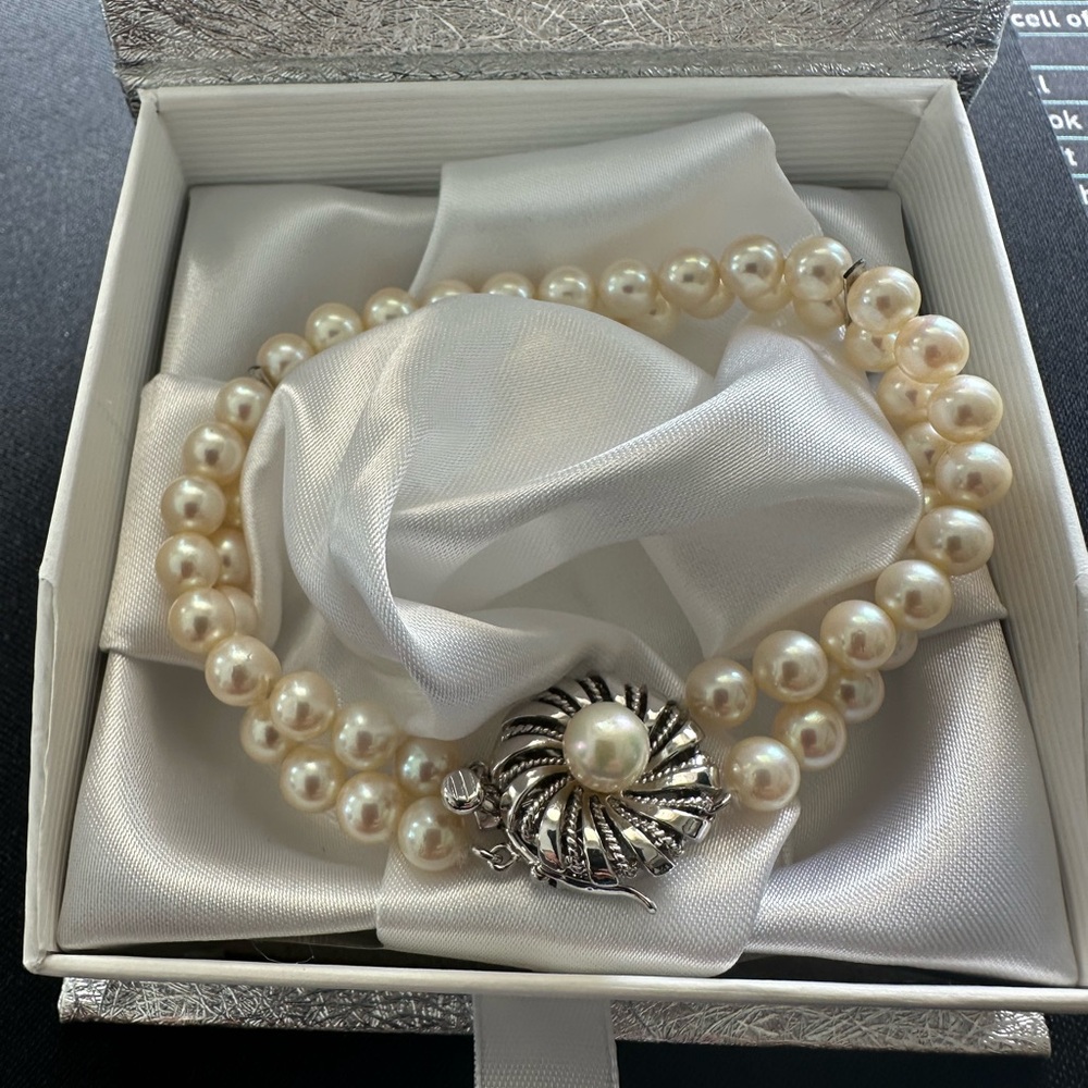 Elegant Cream and Silver Pearl Bracelet with Ornate Clasp